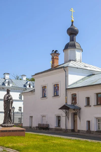 Ostrov Valaam. Kostel Valaamské Matky Boží a sochy z t — Stock fotografie