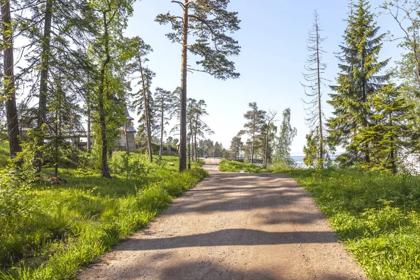 Valaam szigetcsoport. Monastyrsky Island, az út a kápolna — Stock Fotó