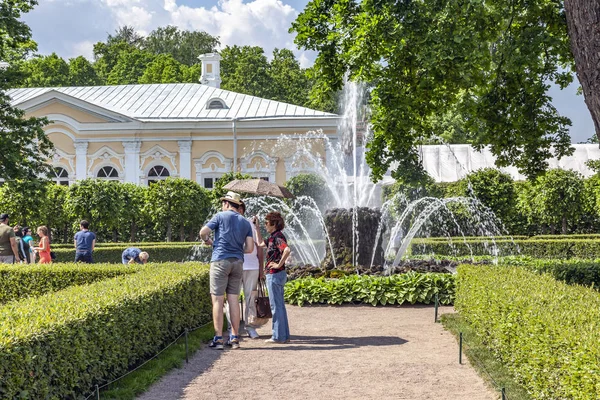 O território do palácio e parque complexo Peterhof. Fonte — Fotografia de Stock