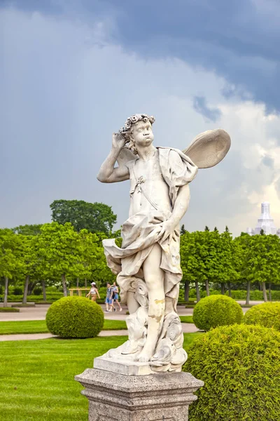 Övreparkera slott komplex av Petergof. Zephyrus skulptur — Stockfoto