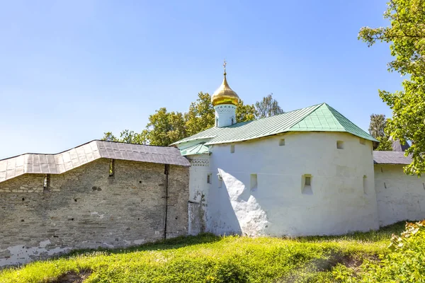 Heilig Dormition Pskovo-Petsjerski-klooster (Pskov-grotten klooster — Stockfoto