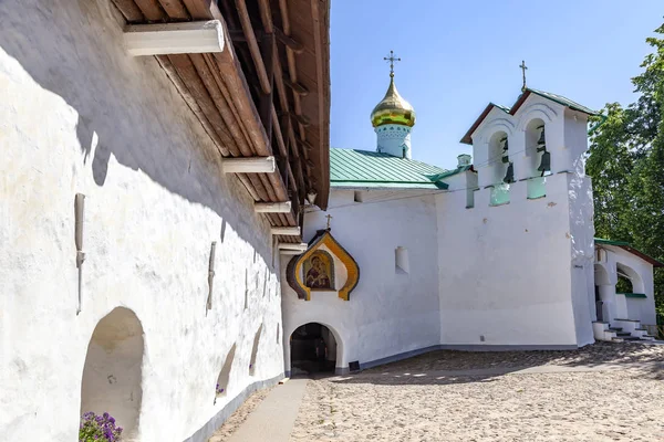 Heliga Dormition Pskovo-Pechersky kloster (Pskov-grottor kloster Stockfoto