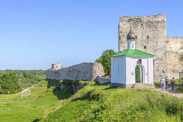 Изборская крепость и Корсунская капелла — стоковое фото