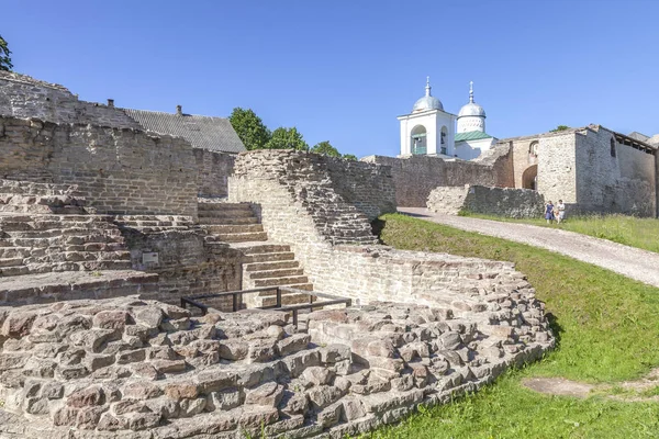 Ciudad de Izborsk. Fortaleza de Izborsk — Foto de Stock