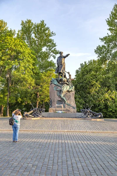 Monumento al almirante Makarov en la ciudad de Kronstadt — Foto de Stock