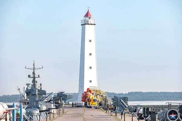 Kronstadt. hölzerner Leuchtturm und Ausstellung militärischer Ausrüstung — Stockfoto