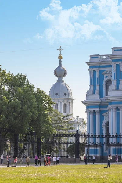 Catedral de Smolny en la ciudad de San Petersburgo — Foto de Stock