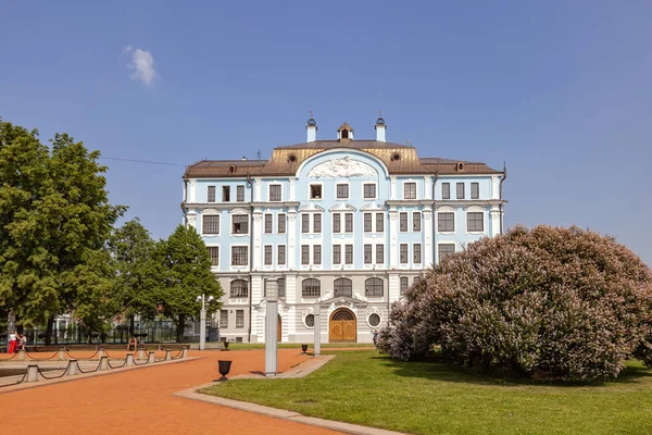 Ciudad de San Petersburgo. Plaza frente a la Marina de Nakhimov — Foto de Stock