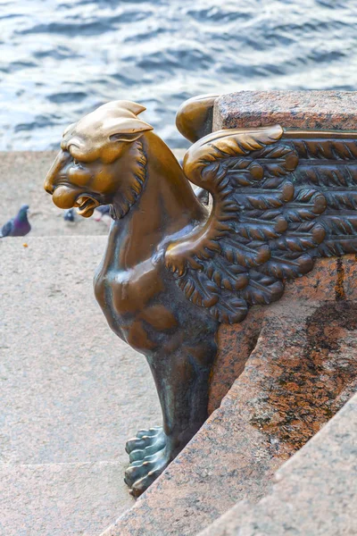 St. Petersburg. Griffon on University Embankment — Stock Photo, Image