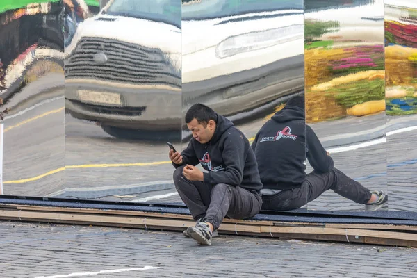 Hablando por teléfono —  Fotos de Stock