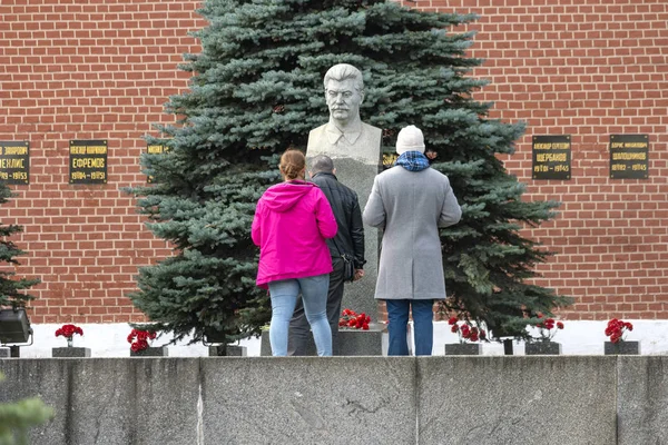 Bust on the grave of Stalin near the Kremlin wall — 图库照片