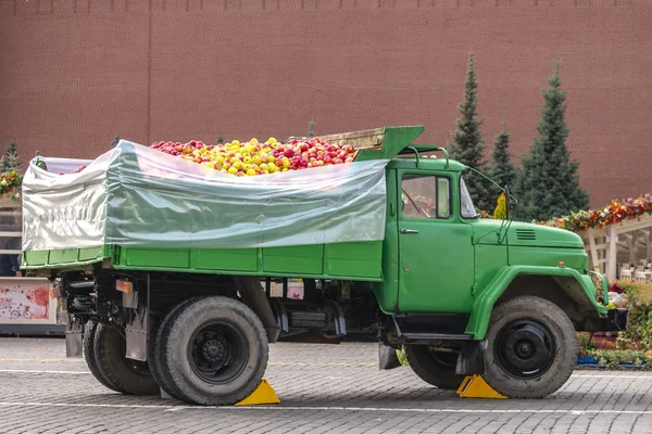 Moscovo. Caminhão com maçãs em Red Square — Fotografia de Stock