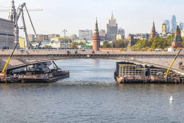 Москва. Ремонт Большого моста — стокове фото