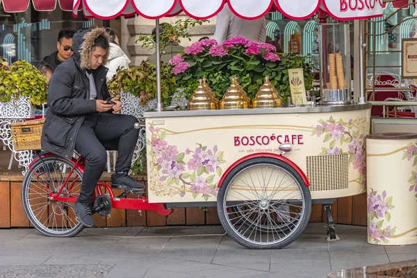 Moscú. Vendedor de helados en un café cerca de la tienda GUM —  Fotos de Stock