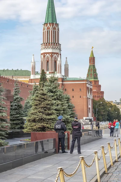 Moskou. Beveiliging bij de ingang van het Lenin Mausoleum — Stockfoto