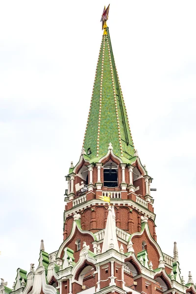 Spits van de Drievuldigheidstoren van het Moskou Kremlin — Stockfoto
