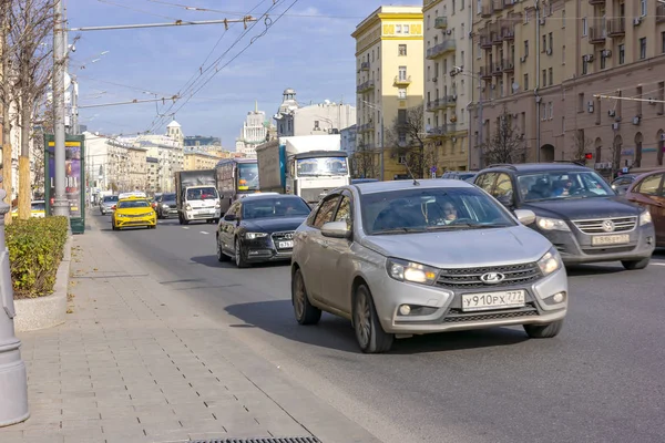 Moskwa. Droga do Ogrodu Pierścień. Ulica Sadovaya-Kudrinskaya — Zdjęcie stockowe