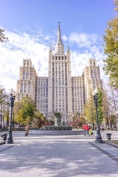 Moskau. Hochhaus am Kudrinskaja-Platz — Stockfoto