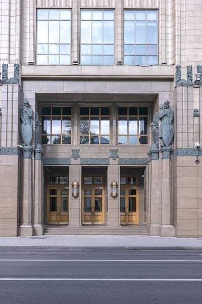 Moscow. Entrance to the Vozdvizhenka-center, the former Voentorg — Stock Photo, Image