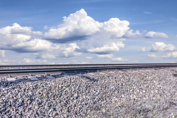 Järnvägsspår mot himlen. Kollage — Stockfoto