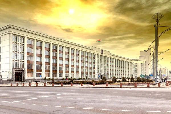 ベラルーシ共和国ミンスク市 2020年3月8日 独立広場ミンスク市執行委員会の設置 — ストック写真