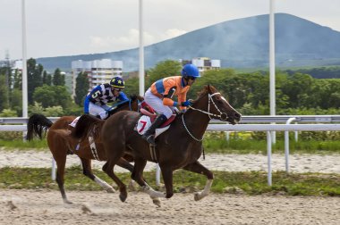 Pyatigorsk.Ahead - ana jokey Tihonov Arap aygırı Sarbon üzerinde 'Probni' Ödülü için yarış Pyatigorsk, Rusya Federasyonu - 20 Mayıs 2018:Horse.