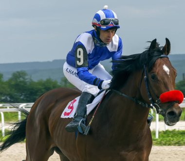 Pyatigorsk,Caucasus,Russia.Master jokey Kazbek Hamizov Ogranichitelni Ödülü için kahverengi aygır Irkut Star yarış Pyatigorsk, Rusya Federasyonu - 27 Mayıs 2018:Horse.