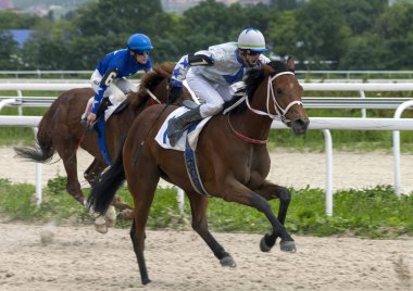 Pyatigorsk,Caucasus,Russia.Ahead - ana jokey Tarasov kahverengi aygır üzerinde elit Ödülü için yarış Pyatigorsk, Rusya Federasyonu - 27 Mayıs 2018:Horse.