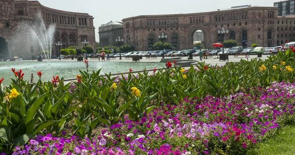 Erivan, Ermenistan - Ağustos 02, yaz günü, Yerevan Şehir meydanında 2012:Republic Armenia.Yerevan dünyanın en eski şehirlerinden biridir.