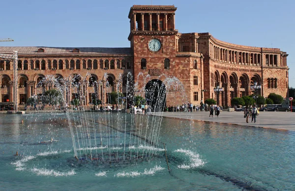 Erivan, Ermenistan - 28 Eylül 2011: Cumhuriyet Meydanı Erivan, Ermenistan'ın dünyanın en eski şehirlerinden biri olan başkenti'güzel bina.