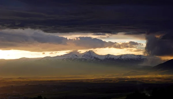 亚美尼亚的岩石 积雪覆盖的山地景观 — 图库照片