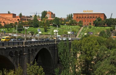Yerevan, Ermenistan - 07 Ağustos 2012: Erivan brendi şirketi Ararat Ermenistan'ın önde gelen Konyak üreticisidir. Ermenistan'da konyak üretimi geleneklerini 1887 yılında atılmıştır.