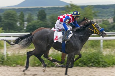 Pyatigorsk,Caucasus,Russia.Ahead - ana jokey Myrzabek Kappushev kahverengi aygır üzerinde Ogranichitelni Ödülü için yarış Pyatigorsk, Rusya Federasyonu - 24 Haziran, 2018:Horse.