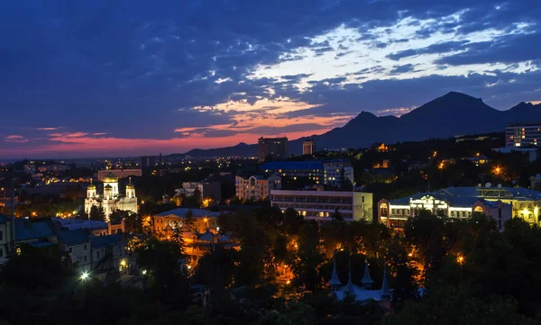 Προβολή Της Νύχτας Πιατιγκόρσκ Resort Από Hot Mount Βόρεια Καύκασος — Φωτογραφία Αρχείου
