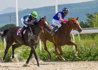 Yarış pisti Pyatigorsk, Russia.Ahead - kahverengi aygır üzerinde ana jokey Myrzabek Kappushev içinde en eskisi ve genişi Oaks'da Ödülü için yarış Pyatigorsk, Rusya - Temmuz 01 2018:Horse. 
