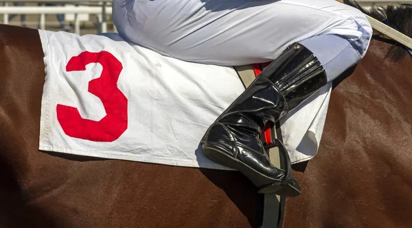 Jockey Sattel Vor Pferderennen Mit Startnummer Drei — Stockfoto