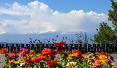 Bulutlardaki Dağ Araratı 'nın güzel manzarası.