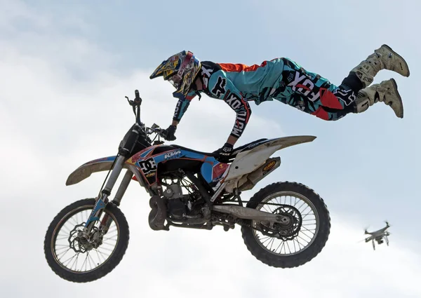 Pyatigorsk Russland Mai 2016 Ein Extremmotorradfahrer Macht Einen Freestyle Sprung — Stockfoto