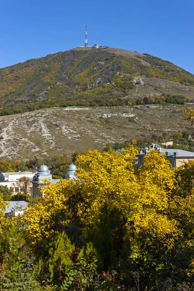 Uitzicht op de majestueuze berg Masjoek uit Pjatigorsk. — Stockfoto