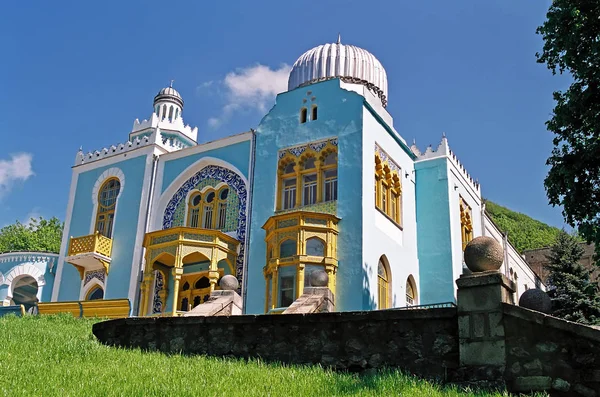 Сказочный дворец, построенный в арабском стиле . — стоковое фото