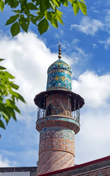 The minaret of a mosque in Yerevan. — Stock Photo, Image