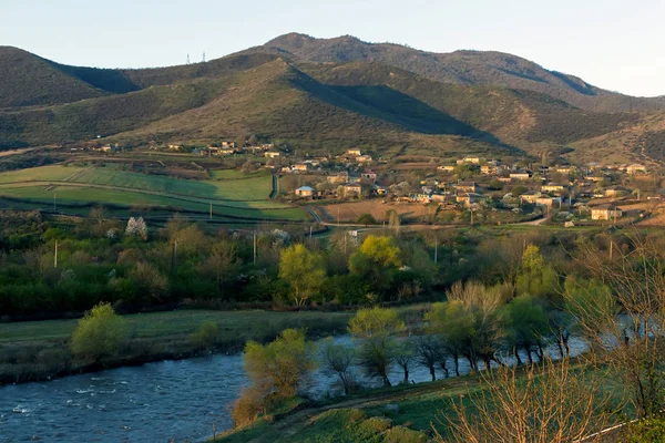 Fluss Hrazdan und Bergdorf in Armenien — Stockfoto