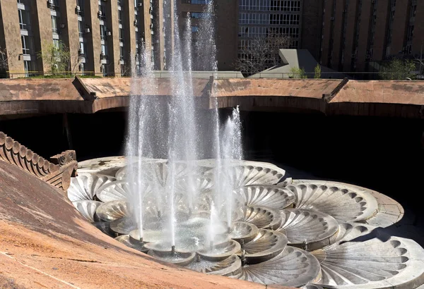 Schöner Brunnen in der Innenstadt von Eriwan. — Stockfoto