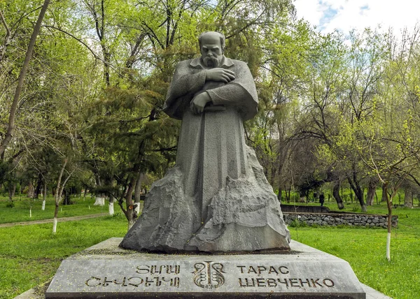 Statyn av Taras Shevchenko i Jerevan. — Stockfoto