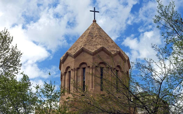 Купол армянской церкви в Ереване . — стоковое фото