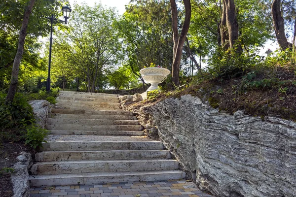 Terrenkur im park "blumengarten" des kurortes pjatigorsk. — Stockfoto