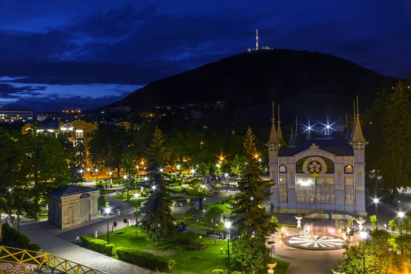 Pohled na noc "květinová zahrada" v Pyatigorsku. — Stock fotografie