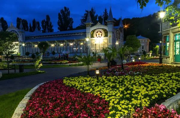 Uitzicht op de nacht de "Flower-Garden" in Pyatigorsk. — Stockfoto