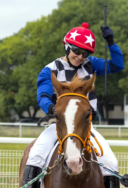 Mujer participante de la carrera de caballos . — Foto de Stock