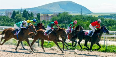 PYATIGORSK, RUSSIA - 16 Ağustos 2020: Mareşal Semyon Budyonny Ödülü için at yarışı. Baş jokey İslam Pshukov.